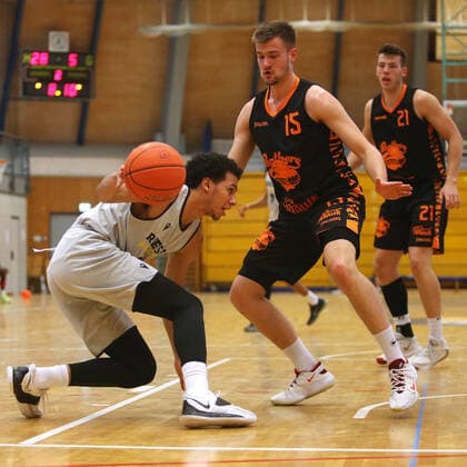 BAU 01.09.2021 Ludwigsburg Basketball MHP Riesen Ludwigsburg vs. Wiha Panthers Schwenningen, v.l. Zaccheus Kelly (MHP), Leon Hoppe, Till Isemann (Schwenningen)