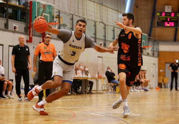 BAU 01.09.2021 Ludwigsburg Basketball MHP Riesen Ludwigsburg vs. Wiha Panthers Schwenningen, v.l. Oscar da Silva (MHP), Grant Sitton (Schwenningen)