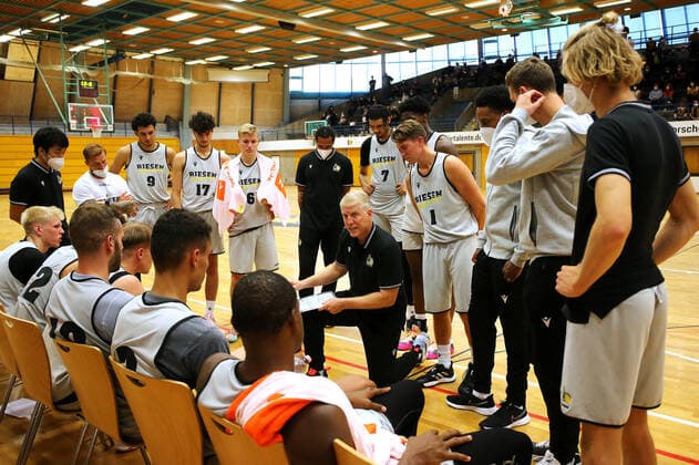 BAU 01.09.2021 Ludwigsburg Basketball MHP Riesen Ludwigsburg vs. Wiha Panthers Schwenningen, Trainer John Patrick (MHP, Mitte)
