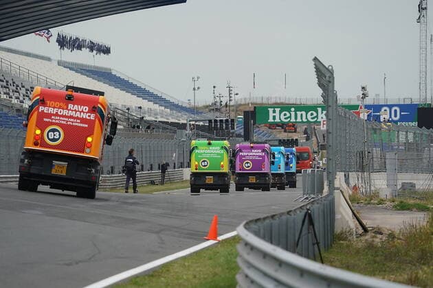 FORMULA 1 HEINEKEN DUTCH GRAND PRIX 2021 02.09.2021, Circuit Park Zandvoort, Zandvoort, FORMULA 1 HEINEKEN DUTCH GRAND PRIX 2021 , im Bild Die Kehrmaschinen beseitigen noch den letzten Sand von der Strecke.