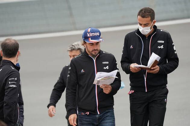FORMULA 1 HEINEKEN DUTCH GRAND PRIX 2021 02.09.2021, Circuit Park Zandvoort, Zandvoort, FORMULA 1 HEINEKEN DUTCH GRAND PRIX 2021 , im Bild Fernando Alonso (ESP 14), Alpine F1 Team geht mit seinen Ingenieuren über die Steilkurve vor Start-Ziel.