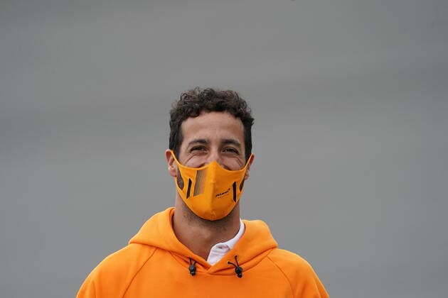FORMULA 1 HEINEKEN DUTCH GRAND PRIX 2021 02.09.2021, Circuit Park Zandvoort, Zandvoort, FORMULA 1 HEINEKEN DUTCH GRAND PRIX 2021 , im Bild Daniel Ricciardo (AUS 3), McLaren F1 Team geht mit seinen Ingenieuren über die Steilkurve vor Start-Ziel.