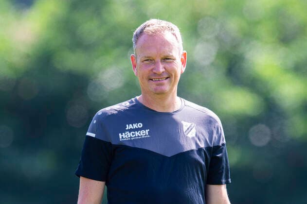 Fußball, Trainerhistorie SV Rödinghausen von 2014 bis heute 31.08.2021 - Fußball, 2021 2022, Regionalliga West, Training SV Rödinghausen mit Carsten Rump: Erste Trainingseinheit mit dem neuen Trainer: Robert Roelofsen (Co-Trainer - Rödinghausen) Rödinghausen Nordrhein-Westfalen Deutschland Trainingsgelände Bieren
