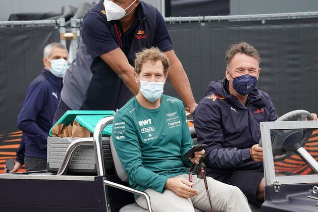 FORMULA 1 HEINEKEN DUTCH GRAND PRIX 2021 02.09.2021, Circuit Park Zandvoort, Zandvoort, FORMULA 1 HEINEKEN DUTCH GRAND PRIX 2021 , im Bild Sebastian Vettel (DEU 5), Aston Martin Cognizant Formula One Team wird von Red Bull Angestellten im Fahrerlager gefahren.
