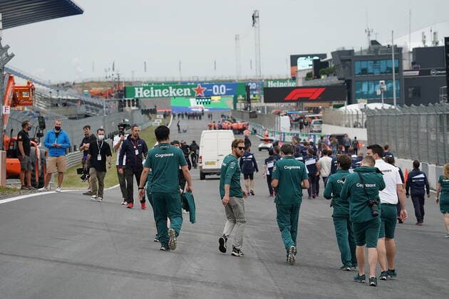 FORMULA 1 HEINEKEN DUTCH GRAND PRIX 2021 02.09.2021, Circuit Park Zandvoort, Zandvoort, FORMULA 1 HEINEKEN DUTCH GRAND PRIX 2021 , im Bild Sebastian Vettel (DEU 5), Aston Martin Cognizant Formula One Team geht mit seinen Ingenieuren über die Steilkurve vor Start-Ziel.