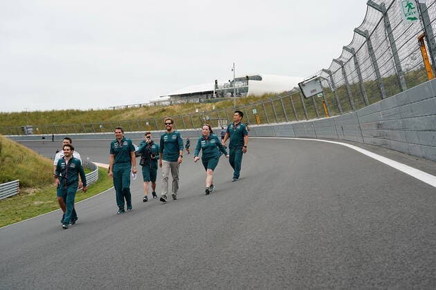 FORMULA 1 HEINEKEN DUTCH GRAND PRIX 2021 02.09.2021, Circuit Park Zandvoort, Zandvoort, FORMULA 1 HEINEKEN DUTCH GRAND PRIX 2021 , im Bild Sebastian Vettel (DEU 5), Aston Martin Cognizant Formula One Team geht mit seinen Ingenieuren über die Steilkurve vor Start-Ziel.