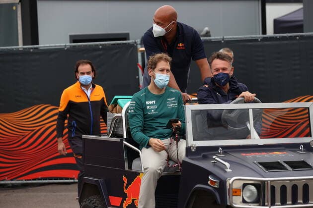 FORMULA 1 HEINEKEN DUTCH GRAND PRIX 2021 02.09.2021, Circuit Park Zandvoort, Zandvoort, FORMULA 1 HEINEKEN DUTCH GRAND PRIX 2021 , im Bild Sebastian Vettel (DEU 5), Aston Martin Cognizant Formula One Team fährt mit Red Bull Mitarbeitern durch das Fahrerlager.