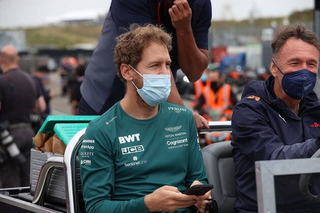 FORMULA 1 HEINEKEN DUTCH GRAND PRIX 2021 02.09.2021, Circuit Park Zandvoort, Zandvoort, FORMULA 1 HEINEKEN DUTCH GRAND PRIX 2021 , im Bild Sebastian Vettel (DEU 5), Aston Martin Cognizant Formula One Team fährt mit Red Bull Mitarbeitern durch das Fahrerlager.