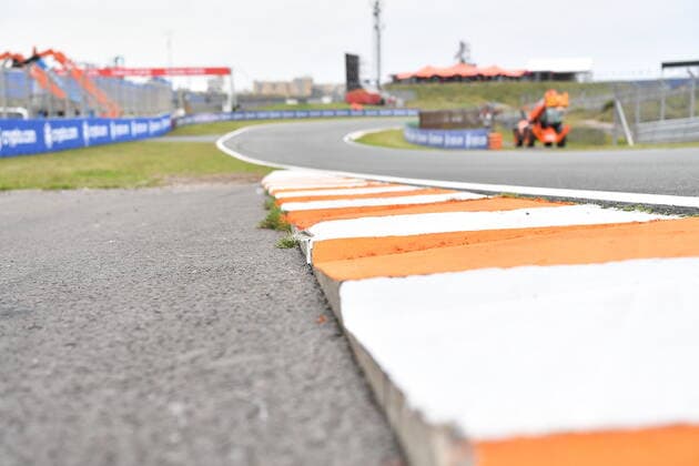FORMULA 1 HEINEKEN DUTCH GRAND PRIX 2021 02.09.2021, Circuit Park Zandvoort, Zandvoort, FORMULA 1 HEINEKEN DUTCH GRAND PRIX 2021 , im Bild Renndirektor Michael Masi geht mit seine Stab über die Strecke und läßt seine Beanstandungen beseitigen.