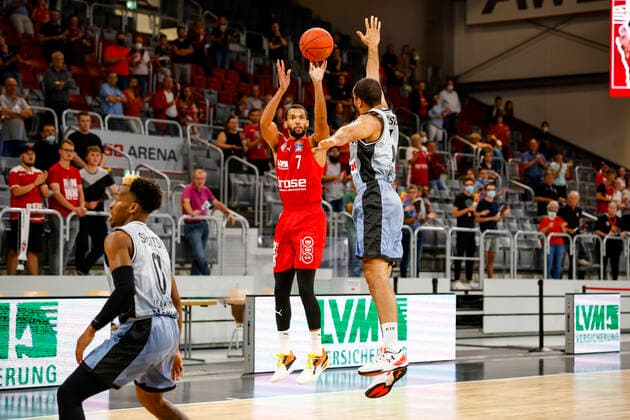 links Jamel Morris (Brose Bamberg, 07) rechts 06 Elias Lasisi (HAKRO Merlins Crailsheim) Brose Bamberg - HAKRO Merlins Crailsheim - easyCredit-BBL - Basketball Bundesliga - Basketball Saison 2021 22 Testspiel Vorbereitungsspiel, 02.09.2021 Bamberg, Brose Arena Copyright: DanielxLöb
