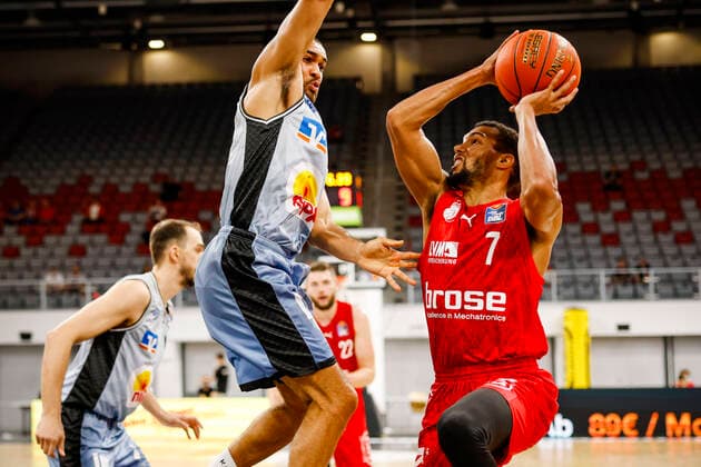 rechts Jamel Morris (Brose Bamberg, 07) links 06 Elias Lasisi (HAKRO Merlins Crailsheim) Brose Bamberg - HAKRO Merlins Crailsheim - easyCredit-BBL - Basketball Bundesliga - Basketball Saison 2021 22 Testspiel Vorbereitungsspiel, 02.09.2021 Bamberg, Brose Arena Copyright: DanielxLöb