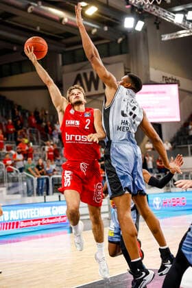 links Elias Baggette (Brose Bamberg, 02) rechts 34 Richmond Aririguzoh (HAKRO Merlins Crailsheim) Brose Bamberg - HAKRO Merlins Crailsheim - easyCredit-BBL - Basketball Bundesliga - Basketball Saison 2021 22 Testspiel Vorbereitungsspiel, 02.09.2021 Bamberg, Brose Arena Copyright: DanielxLöb