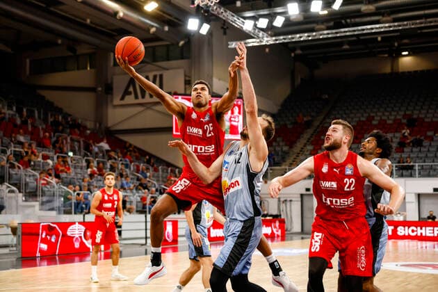links Kenneth Ogbe (Brose Bamberg, 25) rechts 12 Dejan Kovacevic (HAKRO Merlins Crailsheim) Brose Bamberg - HAKRO Merlins Crailsheim - easyCredit-BBL - Basketball Bundesliga - Basketball Saison 2021 22 Testspiel Vorbereitungsspiel, 02.09.2021 Bamberg, Brose Arena Copyright: DanielxLöb
