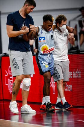 Mitte: verletzte sich: 00 T.J. Shorts (HAKRO Merlins Crailsheim) links 15 Bogdan Radosavljevic (HAKRO Merlins Crailsheim) Brose Bamberg - HAKRO Merlins Crailsheim - easyCredit-BBL - Basketball Bundesliga - Basketball Saison 2021 22 Testspiel Vorbereitungsspiel, 02.09.2021 Bamberg, Brose Arena Copyright: DanielxLöb