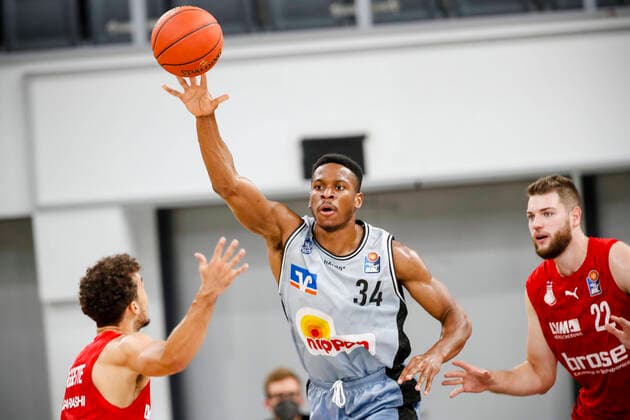 Mitte: 34 Richmond Aririguzoh (HAKRO Merlins Crailsheim) Brose Bamberg - HAKRO Merlins Crailsheim - easyCredit-BBL - Basketball Bundesliga - Basketball Saison 2021 22 Testspiel Vorbereitungsspiel, 02.09.2021 Bamberg, Brose Arena Copyright: DanielxLöb