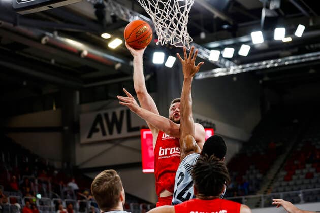 links Martinas Geben (Brose Bamberg, 22) rechts 34 Richmond Aririguzoh (HAKRO Merlins Crailsheim) Brose Bamberg - HAKRO Merlins Crailsheim - easyCredit-BBL - Basketball Bundesliga - Basketball Saison 2021 22 Testspiel Vorbereitungsspiel, 02.09.2021 Bamberg, Brose Arena Copyright: DanielxLöb
