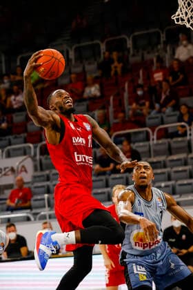 links Derek Cooke Jr. (Brose Bamberg, 10) rechts 01 Jared Lewis (HAKRO Merlins Crailsheim) Brose Bamberg - HAKRO Merlins Crailsheim - easyCredit-BBL - Basketball Bundesliga - Basketball Saison 2021 22 Testspiel Vorbereitungsspiel, 02.09.2021 Bamberg, Brose Arena Copyright: DanielxLöb