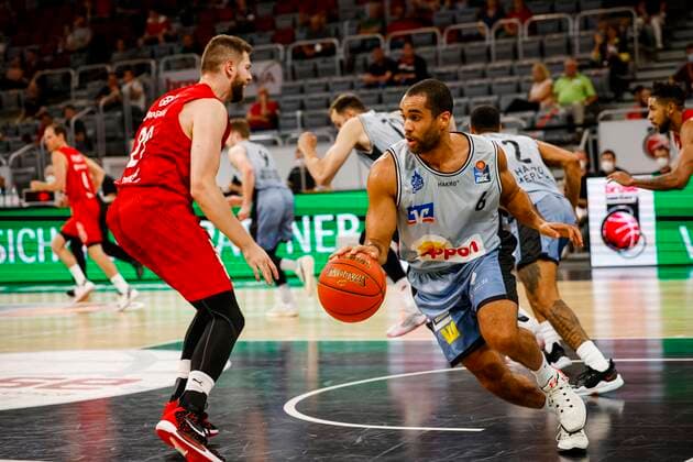 links Martinas Geben (Brose Bamberg, 22) rechts 06 Elias Lasisi (HAKRO Merlins Crailsheim) Brose Bamberg - HAKRO Merlins Crailsheim - easyCredit-BBL - Basketball Bundesliga - Basketball Saison 2021 22 Testspiel Vorbereitungsspiel, 02.09.2021 Bamberg, Brose Arena Copyright: DanielxLöb