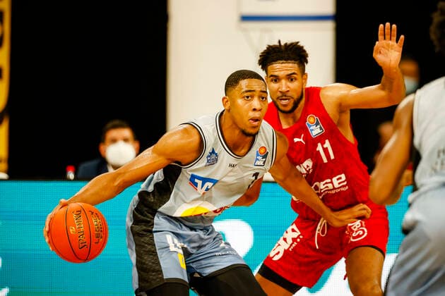 links 01 Jared Lewis (HAKRO Merlins Crailsheim) rechts Marvin Omuvwie (Brose Bamberg, 11) Brose Bamberg - HAKRO Merlins Crailsheim - easyCredit-BBL - Basketball Bundesliga - Basketball Saison 2021 22 Testspiel Vorbereitungsspiel, 02.09.2021 Bamberg, Brose Arena Copyright: DanielxLöb
