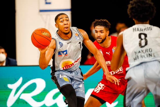 links 01 Jared Lewis (HAKRO Merlins Crailsheim) rechts Marvin Omuvwie (Brose Bamberg, 11) Brose Bamberg - HAKRO Merlins Crailsheim - easyCredit-BBL - Basketball Bundesliga - Basketball Saison 2021 22 Testspiel Vorbereitungsspiel, 02.09.2021 Bamberg, Brose Arena Copyright: DanielxLöb