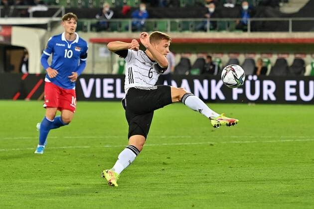 Fußball, WM Quali, Liechtenstein - Deutschland Joshua KIMMICH (GER) am Ball, Aktion. Fussball Laenderspiel, WM Qualifikation Gruppe J Spieltag 4, Liechtenstein (LIE) - Deutschland (GER) am 02.09.2021 in St.Gallen, Kybunpark.