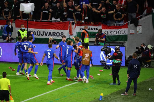 Fußball, WM Quali, Ungarn - England Hungary v England 2022 FIFA World Cup, WM, Weltmeisterschaft, Fussball Qualifiers Raheem Sterling celebrates with his team-mates after opening the scoring for England while cups are thrown at them by Hungary supporters during the 2022 FIFA World Cup Qualifiers match at the Ferenc Puskas Stadium, Budapest Content Not Available For UK Newspapers Copyright: xFocusxImagesx FIL-15839-0026