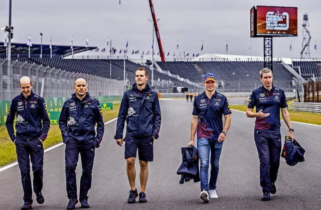 ZANDVOORT - 02-09-2021. Dutch Grand Prix Zandvoort Max Verstappen maakt langs de Oranje curbstones een zogenaamde track walk om het circuit te verkennen en heeft nog tijd om vrolijk een belletje te plegen Foto, Pim Ras Track walk Max Verstappen  x13259213x Copyright: