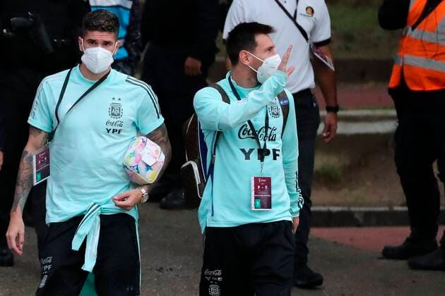 Argentina s Lionel Messi (R) waves prior to the match against Venezuela for the Conmebol qualifiers for the Qatar 2022 World Cup, in Caracas, Venezuela, 02 September 2021. The match will be played with a limited capacity of the public given the restrictions against covid-19. Venezuela - Argentina !ACHTUNG: NUR REDAKTIONELLE NUTZUNG!  Copyright: xMiguelxGutierrezxPOOLx AMDEP9050 20210903-ab864d5e2732b6a215f260cb232fab704f6cf152