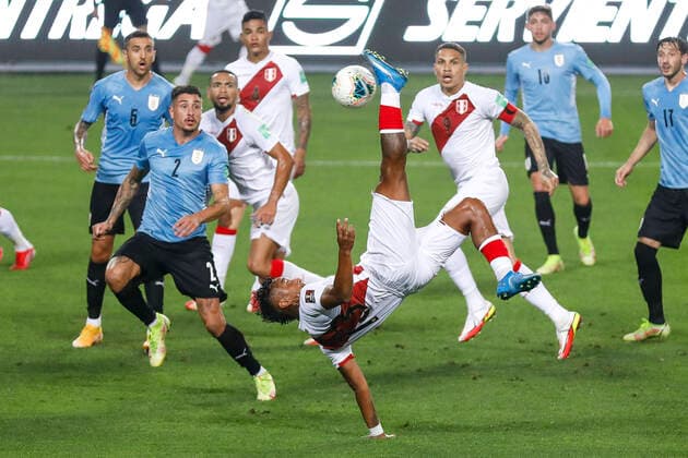 Bilder des Jahres 2021, Sport 09 September Sport Themen der Woche KW35 Sport Bilder des Tages Peru x Uruguai LIMA, LI - 02.09.2021: PERU X URUGUAI - Renato Tapia on the bicycle of Peru& 39;s goal during a match between Peru and Uruguay played at the Estádio Nacional del Peru, in Lima, Peru. Game valid for the 9th round of the South American Qualifiers for the Qatar World Cup 2022. (Photo: Ricardo Moreira Fotoarena) x2114723x  RicardoxMoreira