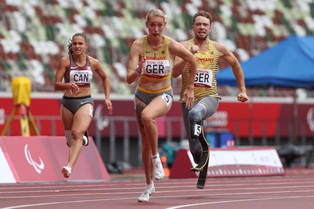 Sport Bilder des Tages Tokyo 2020 Paralympic Games (Leichtathletik), 03.09.21 TOKYO, JAPAN 03.September. - Die 4x100m-Staffel mit David Behre (GER TSV Bayer 04 Leverkusen) und Lindy Ave (GER HSG Uni Greifswald) beim 2. Wechsel an Tag 10 der Tokyo 2020 Paralympic Games (Leichtathletik) am 03.09.2021 im Olympic Stadium in Tokyo (Japan). Copyright: xBEAUTIFULxSPORTS AxelxKohringx