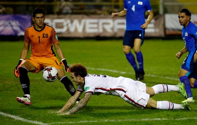 Fußball, WM Quali, El Salvador - USA Mario Gonzalez (L) from El Salvador disputes the ball with Josh Sargent from the United States today, during a match for the Concacaf qualifiers for the Qatar 2022 World Cup, at the Cuscatlan stadium in San Salvador, El Salvador 2 September 2021. El Salvador - United States !ACHTUNG: NUR REDAKTIONELLE NUTZUNG!  Copyright: xRodrigoxSurax AME2206 20210903-28729092eb7961173bb0b3a40374680a2ece706e
