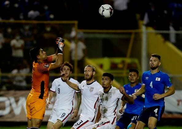 Fußball, WM Quali, El Salvador - USA Mario Gonzalez goalkeeper of El Salvador rejects a ball today, during a match for the Concacaf qualifiers for the Qatar 2022 World Cup, at the Cuscatlan stadium in San Salvador, El Salvador 2 September 2021. El Salvador - United States !ACHTUNG: NUR REDAKTIONELLE NUTZUNG!  Copyright: xRodrigoxSurax AME2204 20210903-e91a345c1908ffc54e486389df686896a7c9d162