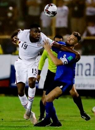 Fußball, WM Quali, El Salvador - USA Marvin Monterroza (R) of El Salvador disputes the ball today with Jordan Siebatcheu of the United States, during a match for the Concacaf qualifiers for the Qatar 2022 World Cup, at the Cuscatlan stadium in San Salvador, El Salvador 2 September 2021. El Salvador - United States !ACHTUNG: NUR REDAKTIONELLE NUTZUNG!  Copyright: xRodrigoxSurax AME2234 20210903-3619d29a6fdae8fef53595d01877de7b9d4eb87a