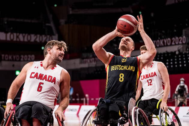 Tokyo 2020 Paralympic Games (Rollstuhlbasketball), 03.09.2021 TOKYO, JAPAN 03. September - Rollstuhlbasketball, Platzierungsspiel 7 8 Kanada - Deutschland Herren, an Tag 10 der Tokyo 2020 Paralympic Games am 03.09.2021 in der Ariake Arena in Tokyo Japan. Robert Hedges ( 6, Kanada), Andre Bienek ( 8, Deutschland) Copyright: xBEAUTIFULxSPORTS Wunderlx