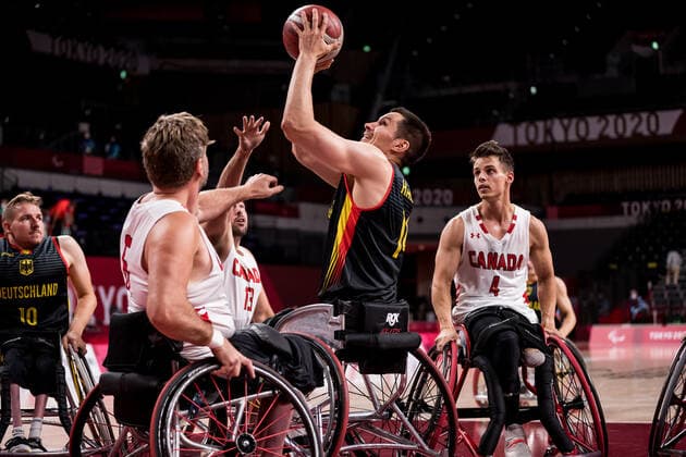 Tokyo 2020 Paralympic Games (Rollstuhlbasketball), 03.09.2021 TOKYO, JAPAN 03. September - Rollstuhlbasketball, Platzierungsspiel 7 8 Kanada - Deutschland Herren, an Tag 10 der Tokyo 2020 Paralympic Games am 03.09.2021 in der Ariake Arena in Tokyo Japan. Robert Hedges ( 6, Kanada), Aliaksandr Halouski ( 14, Deutschland), Nikola Goncin ( 4, Kanada) Copyright: xBEAUTIFULxSPORTS Wunderlx