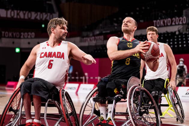 Tokyo 2020 Paralympic Games (Rollstuhlbasketball), 03.09.2021 TOKYO, JAPAN 03. September - Rollstuhlbasketball, Platzierungsspiel 7 8 Kanada - Deutschland Herren, an Tag 10 der Tokyo 2020 Paralympic Games am 03.09.2021 in der Ariake Arena in Tokyo Japan. Robert Hedges ( 6, Kanada), Andre Bienek ( 8, Deutschland) Copyright: xBEAUTIFULxSPORTS Wunderlx
