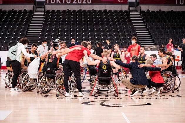 Tokyo 2020 Paralympic Games (Rollstuhlbasketball), 03.09.2021 TOKYO, JAPAN 03. September - Rollstuhlbasketball, Platzierungsspiel 7 8 Kanada - Deutschland Herren, an Tag 10 der Tokyo 2020 Paralympic Games am 03.09.2021 in der Ariake Arena in Tokyo Japan. Teamkreis der deutschen Herren nach dem Sieg gegen Kanada Copyright: xBEAUTIFULxSPORTS Wunderlx