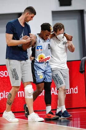 Mitte: verletzte sich: 00 T.J. Shorts (HAKRO Merlins Crailsheim) links 15 Bogdan Radosavljevic (HAKRO Merlins Crailsheim) Brose Bamberg - HAKRO Merlins Crailsheim - easyCredit-BBL - Basketball Bundesliga - Basketball Saison 2021 22 Testspiel Vorbereitungsspiel, 02.09.2021 Bamberg, Brose Arena Copyright: DanielxLöb