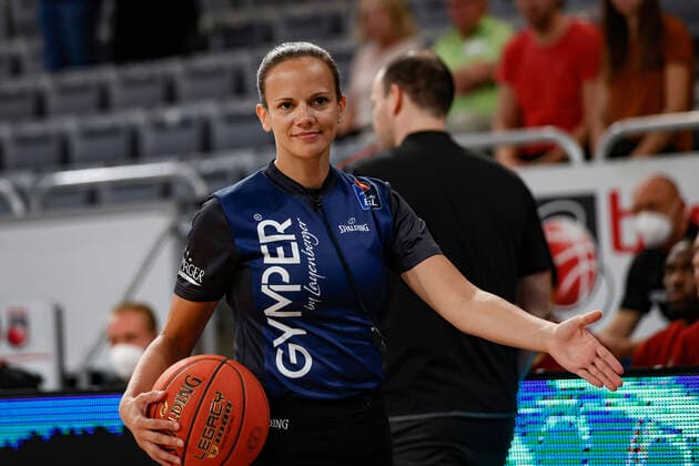 Schiedsrichterin Anne Panther Brose Bamberg - HAKRO Merlins Crailsheim - easyCredit-BBL - Basketball Bundesliga - Basketball Saison 2021 22 Testspiel Vorbereitungsspiel, 02.09.2021 Bamberg, Brose Arena Copyright: DanielxLöb