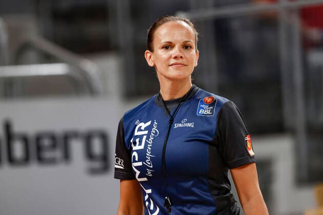 Schiedsrichterin Anne Panther (links) Brose Bamberg - HAKRO Merlins Crailsheim - easyCredit-BBL - Basketball Bundesliga - Basketball Saison 2021 22 Testspiel Vorbereitungsspiel, 02.09.2021 Bamberg, Brose Arena Copyright: DanielxLöb