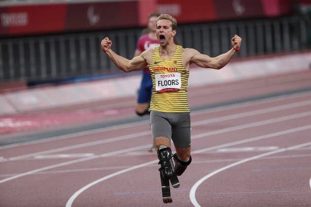 Bilder des Jahres 2021, Sport 09 September Sport Themen der Woche KW35 Tokyo 2020 Paralympic Games (Leichtathletik), 03.09.21 TOKYO, JAPAN 03.September. - GOLD: Johannes Floors (GER TSV Bayer 04 Leverkusen) gewinnt die 400m (T62) an Tag 10 der Tokyo 2020 Paralympic Games (Leichtathletik) am 03.09.2021 im Olympic Stadium in Tokyo (Japan). *** Tokyo 2020 Paralympic Games Athletics , 03 09 21 TOKYO, JAPAN 03 September GOLD Johannes Floors GER TSV Bayer 04 Leverkusen wins the 400m T62 on Day 10 of the Tokyo 2020 Paralympic Games Athletics at Olympic Stadium on 03 09 2021 in Tokyo Japan Copyright: xBEAUTIFULxSPORTS AxelxKohringx