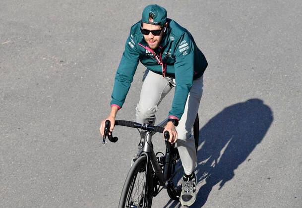 VETTEL Sebastian Formel 1 Team Aston Martin Auf dem Weg zum Training mit dem Rad F1 Formel one GP von Niederlanden 2021 Circuit Park Zandvoort am 03. September 2021