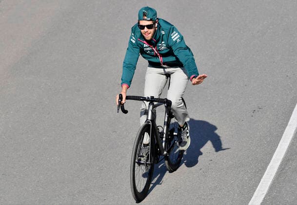 VETTEL Sebastian Formel 1 Team Aston Martin Auf dem Weg zum Training mit dem Rad F1 Formel one GP von Niederlanden 2021 Circuit Park Zandvoort am 03. September 2021