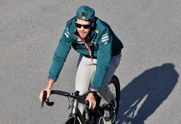 VETTEL Sebastian Formel 1 Team Aston Martin Auf dem Weg zum Training mit dem Rad F1 Formel one GP von Niederlanden 2021 Circuit Park Zandvoort am 03. September 2021