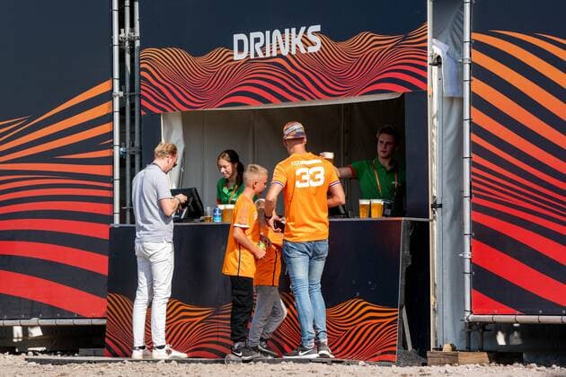 Zandvoort - 03-09-2021, CM.com Circuit Zandvoort, Formula 1 Dutch Grand Prix at the CM.com Circuit Zandvoort , Friday , Max Verstappen fans getting some drinks Formula 1 Dutch Grand Prix - Friday  x13272373x Copyright: