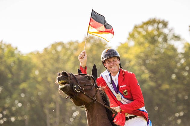 Bilder des Jahres 2021, Sport 09 September Sport Themen der Woche KW35 Sport Bilder des Tages 210903 David Will of Germany with horse C Vier celebrates after the Nations Cup Final on day 3 of the Equestrian FEI Jumping European Championship, EM, Europameisterschaft on September 3, 2021 in Riesenbeck. Photo: Petter Arvidson BILDBYRAN kod PA PA0265 fei jumping european championship ridsport equestrian horse jumping jumping bbeng hoppning hästhoppning em Nations Cup laghoppning jubel *** 210903 David Will of Germany with horse C Vier celebrates after the Nations Cup Final on day 3 of the Equestrian FEI Jumping European Championship on September 3, 2021 in Riesenbeck Photo Petter Arvidson BILDBYRAN kod PA PA0265 fei jumping european championship ridsport equestrian horse jumping jumping bbeng hoppning hästhoppning em Nations Cup laghoppning jubel,  Copyright: PETTERxARVIDSON BB210903PA140