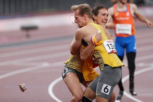 Sport Bilder des Tages Tokyo 2020 Paralympic Games (Leichtathletik), 03.09.21 TOKYO, JAPAN 03.September. - GOLD: Johannes Floors (GER TSV Bayer 04 Leverkusen) gewinnt die 400m (T62) an Tag 10 der Tokyo 2020 Paralympic Games (Leichtathletik) am 03.09.2021 im Olympic Stadium in Tokyo (Japan). Hier freiut er sich mit Irmgard Bensusan (GER TSV Bayer 04 Leverkusen). Copyright: xBEAUTIFULxSPORTS AxelxKohringx