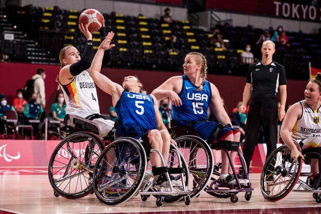 Tokyo 2020 Paralympic Games (Rollstuhlbasketball), 04.09.2021 TOKYO, JAPAN 04. September - Rollstuhlbasketball, Spiel um Bronze Deutschland gegen USA Damen, an Tag 11 der Tokyo 2020 Paralympic Games am 04.09.2021 in der Ariake Arena in Tokyo Japan. Mareike Miller ( 4, Deutschland), Darlene Hunter ( 5, USA), Rose Hollermann ( 15, USA) Copyright: xBEAUTIFULxSPORTS Wunderlx