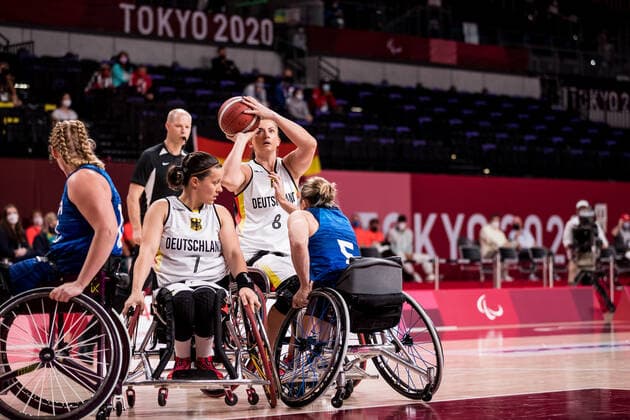 Tokyo 2020 Paralympic Games (Rollstuhlbasketball), 04.09.2021 TOKYO, JAPAN 04. September - Rollstuhlbasketball, Spiel um Bronze Deutschland gegen USA Damen, an Tag 11 der Tokyo 2020 Paralympic Games am 04.09.2021 in der Ariake Arena in Tokyo Japan. Anne Patzwald ( 7, Deutschland), Katharina Lang ( 8, Deutschland), Darlene Hunter ( 5, USA) Copyright: xBEAUTIFULxSPORTS Wunderlx