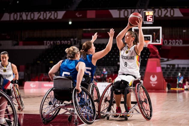 Tokyo 2020 Paralympic Games (Rollstuhlbasketball), 04.09.2021 TOKYO, JAPAN 04. September - Rollstuhlbasketball, Spiel um Bronze Deutschland gegen USA Damen, an Tag 11 der Tokyo 2020 Paralympic Games am 04.09.2021 in der Ariake Arena in Tokyo Japan. Darlene Hunter ( 5, USA), Courtney Ryan ( 55, USA), Katharina Lang ( 8, Deutschland) Copyright: xBEAUTIFULxSPORTS Wunderlx